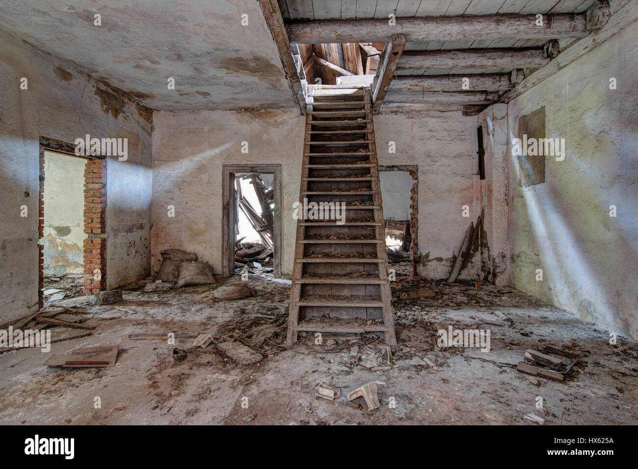 Escaliers dans le vieux bâtiment en ruine et abandonné, Banque D'Images