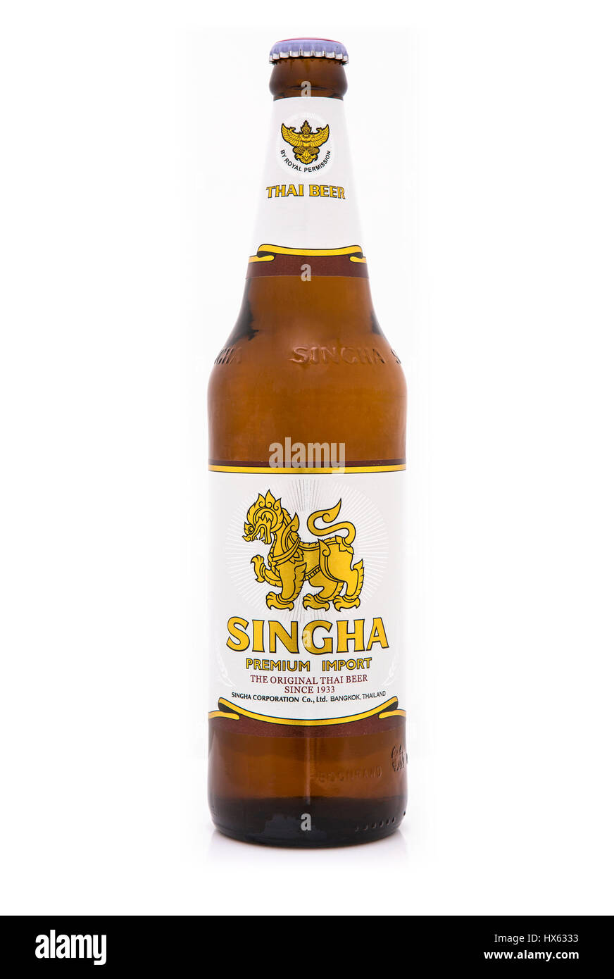 Bouteille de bière Singha Premium Import lager sur fond blanc, Singha, la bière thaïe est l'original depuis 1933 Banque D'Images
