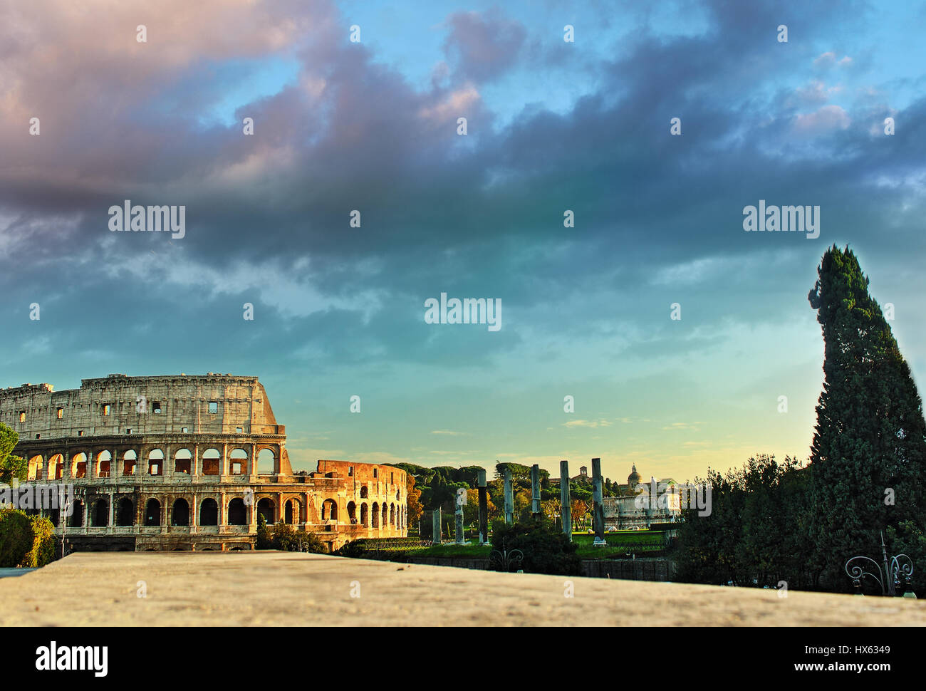 Un tir de Colosseo à Rome prises à partir d'un point de vue inhabituel af Banque D'Images