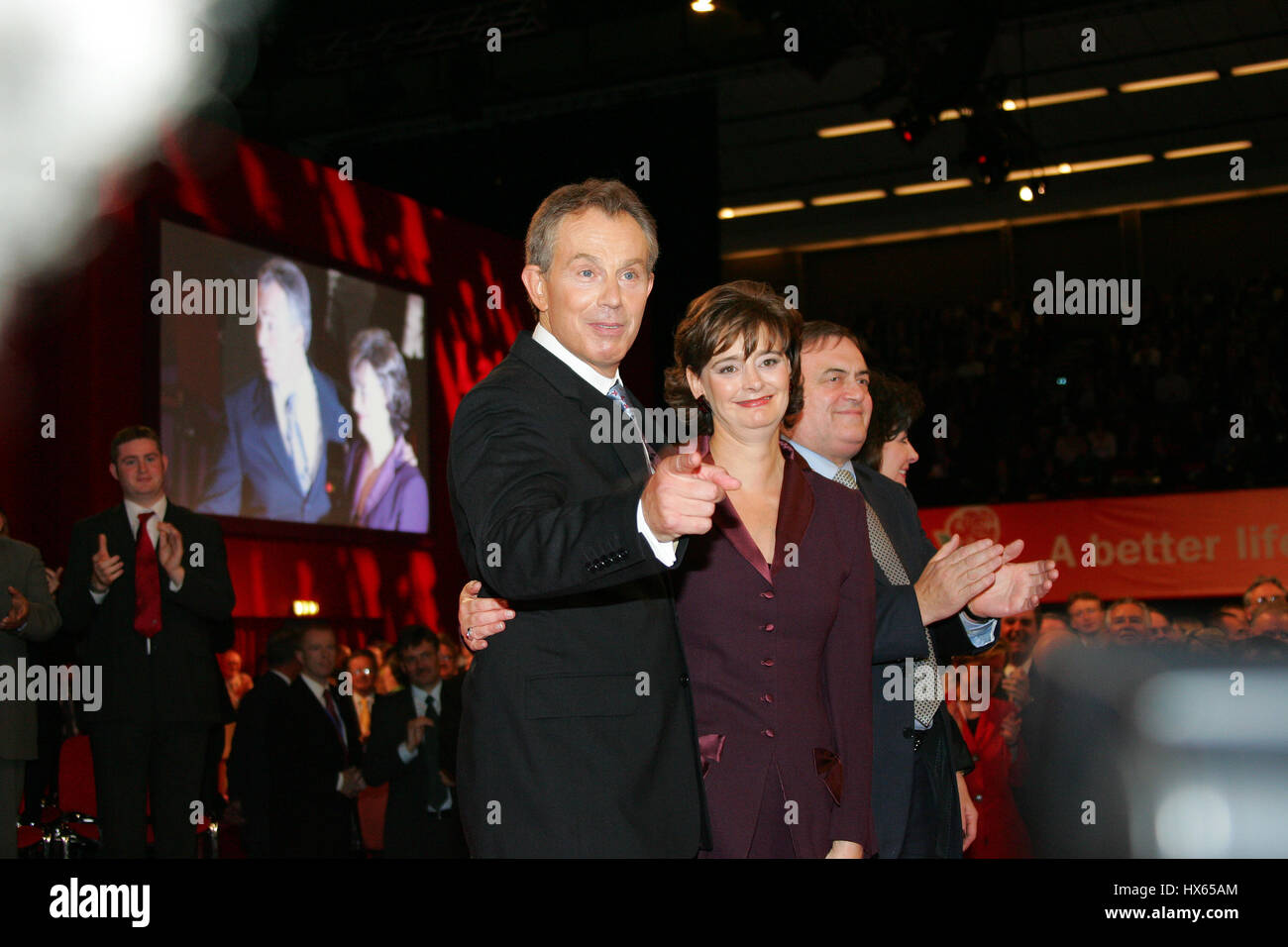 TONY BLAIR PM & ÉPOUSE CHERIE PREMIER MINISTRE 28 septembre 2004 LE CENTRE DE BRIGHTON Brighton, Angleterre Banque D'Images