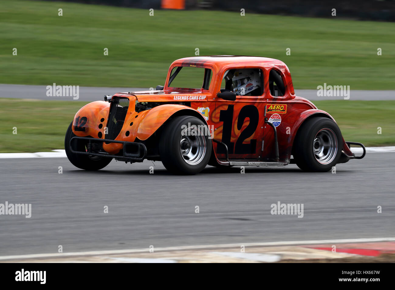 Claude Watteyne au volant de son Coupé Ford 34 légendes autour de clearways coin au circuit automobile de Brands Hatch dans son Pas de voiture 12 Banque D'Images