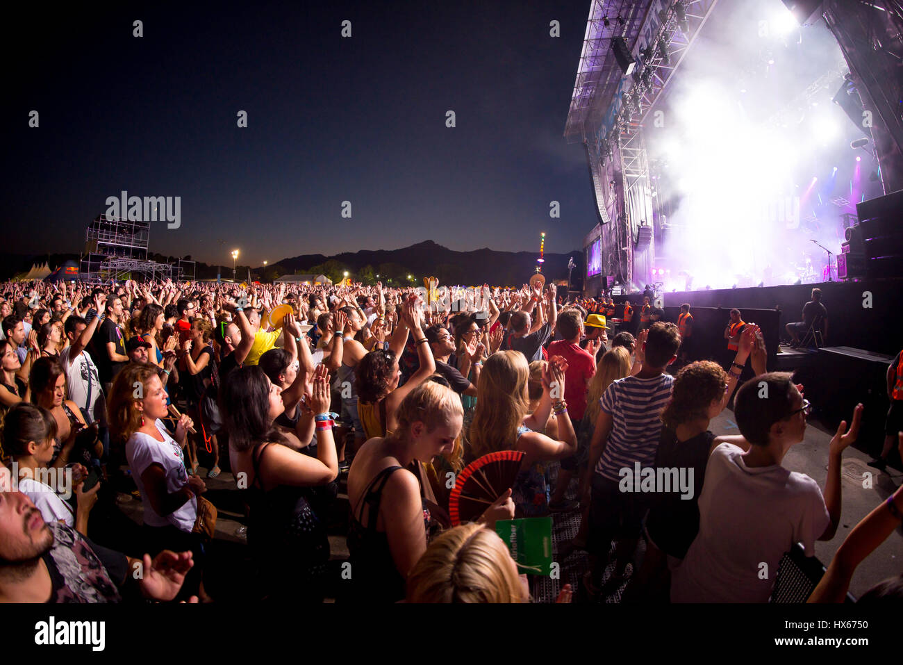 BENICASSIM, ESPAGNE - Juillet 19 : foule lors d'un concert au Festival de Musique le 19 juillet 2015 à Benicassim, Espagne. Banque D'Images