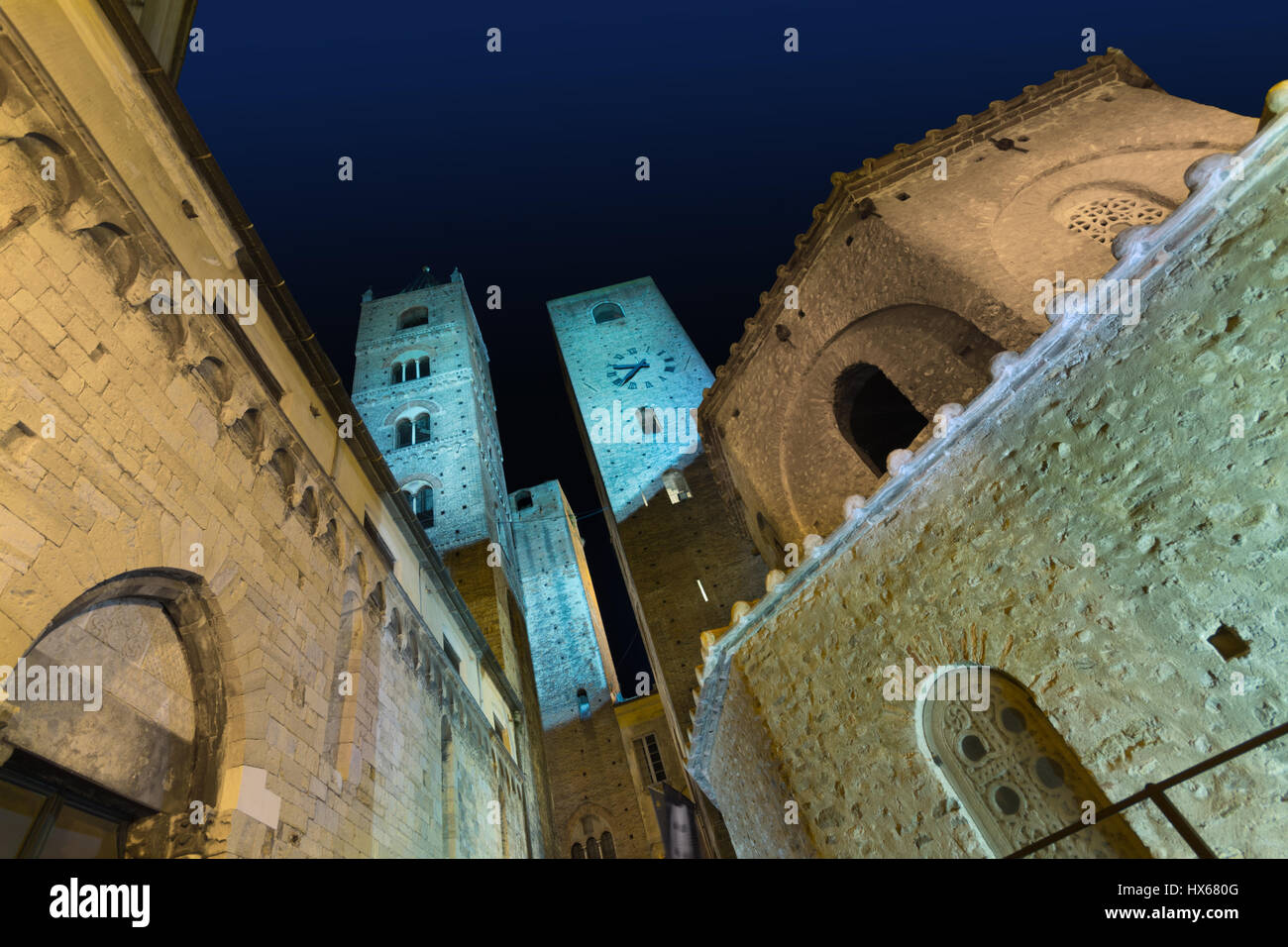 Une vue de la nuit de Albenga vieille ville, un célèbre village médiéval près de Genova, Liguria, Italie Banque D'Images