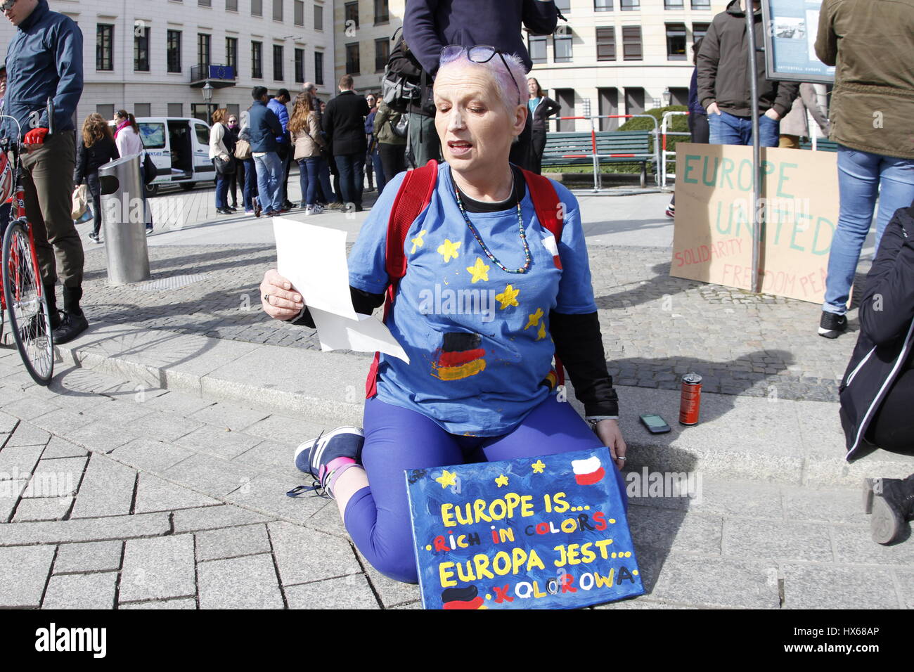 Berlin, Allemagne. Mar 25, 2017. Aujourd'hui, des milliers de personnes montrent à 'March pour l'Europe" de la place Bebel à la porte de Brandebourg pour l'Europe. Credit : Simone Kuhlmey/Pacific Press/Alamy Live News Banque D'Images