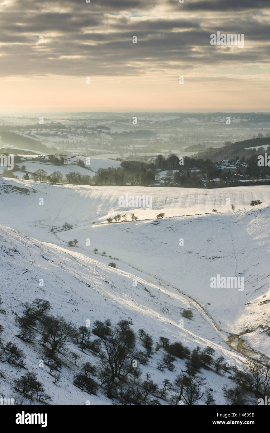 Dovedale Hills et la campagne en neige de l'hiver et tôt le matin, la lumière du Peak District, Royaume-Uni Banque D'Images