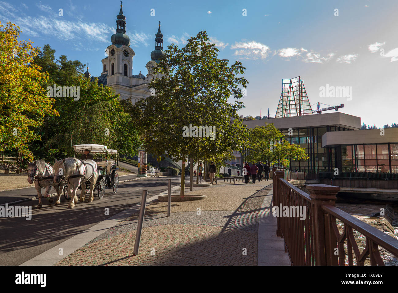 Karlovy Vary, République tchèque - 01 octobre 2015 : la cathédrale catholique de Sainte Marie Madeleine est situé au coeur de la s Banque D'Images