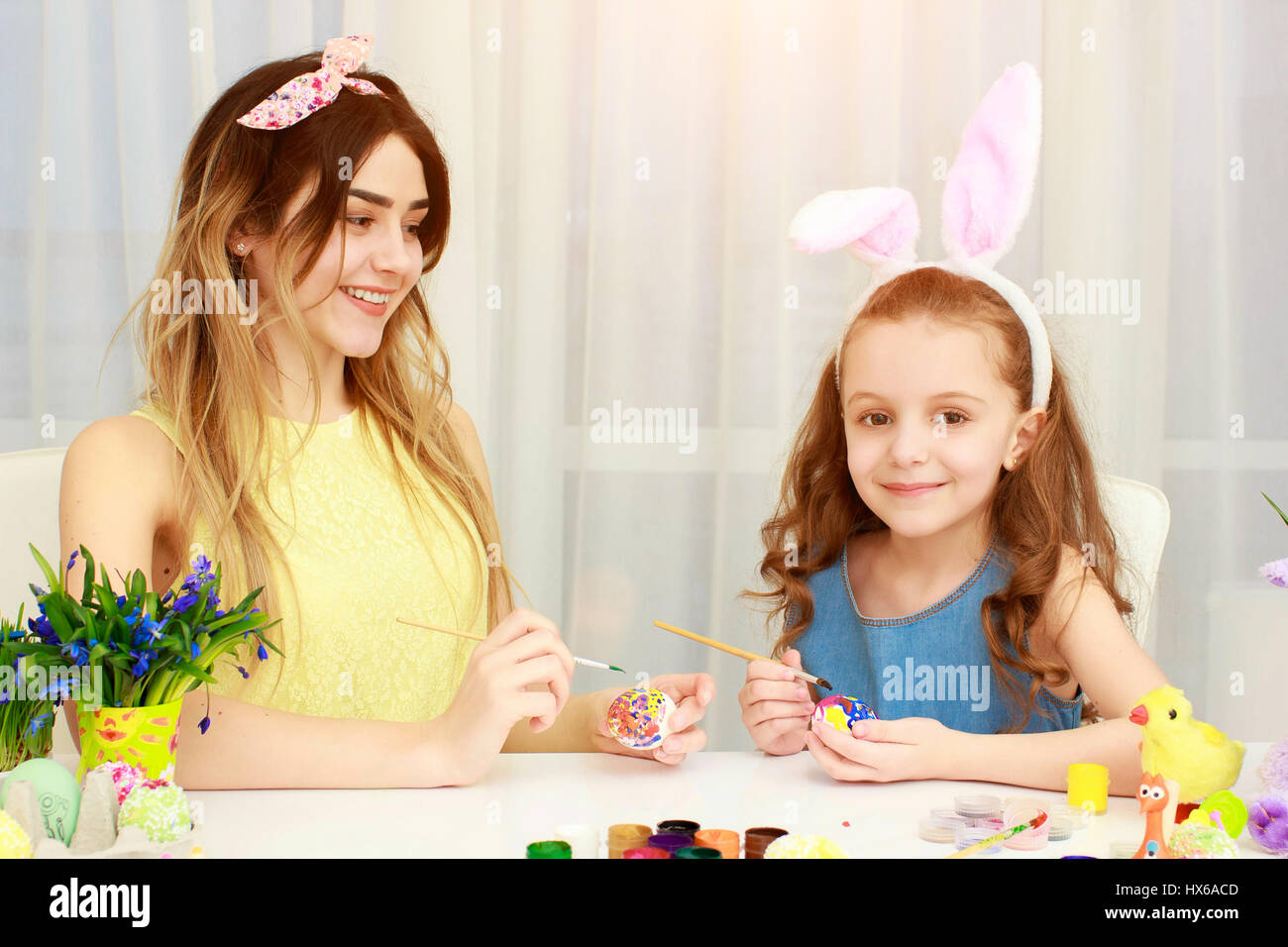 Mère et sa fille la peinture des œufs de Pâques, la préparation pour Pâques. Banque D'Images