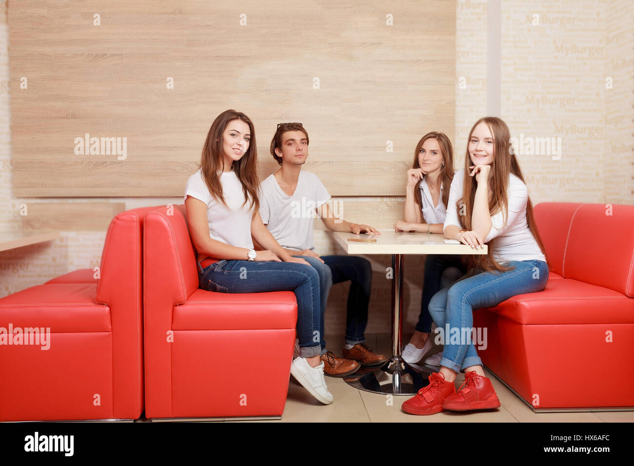 Groupe de jeunes multiraciale sitting in restaurant Banque D'Images