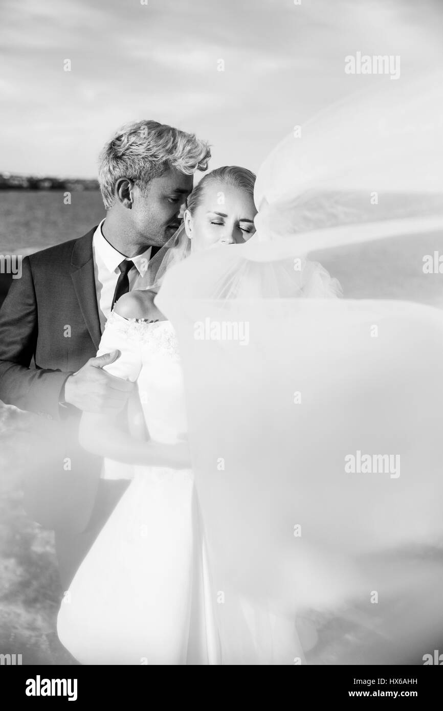 Couple de mariage à la mode. Mariée et le marié. La photographie en noir et blanc. Portrait en extérieur Banque D'Images Couple de mariage à la mode. Mariée et le marié. La photographie en noir et blanc. Portrait en extérieur Banque D'Images