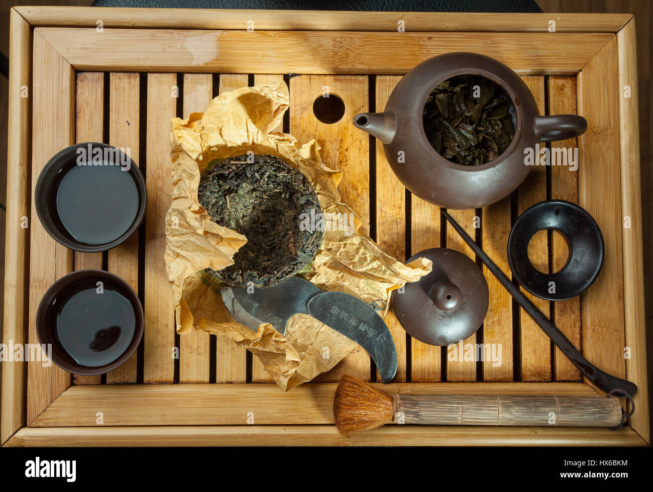 Shen puer thé chinois tuo cha sur chaban (table de thé) whis plateau acessoires en chinois traditionnel cérémonie du thé Banque D'Images