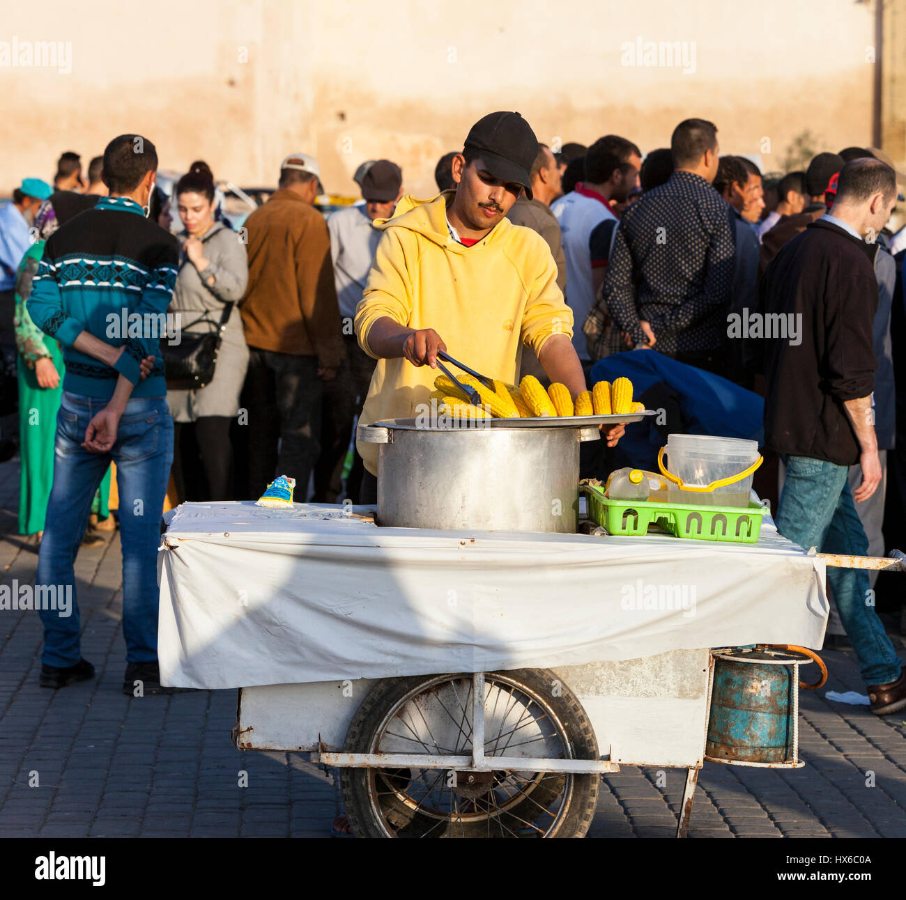 Meknes Maroc. Vendeur d epi de mais dans le lieu Hedime Photo Stock Alamy