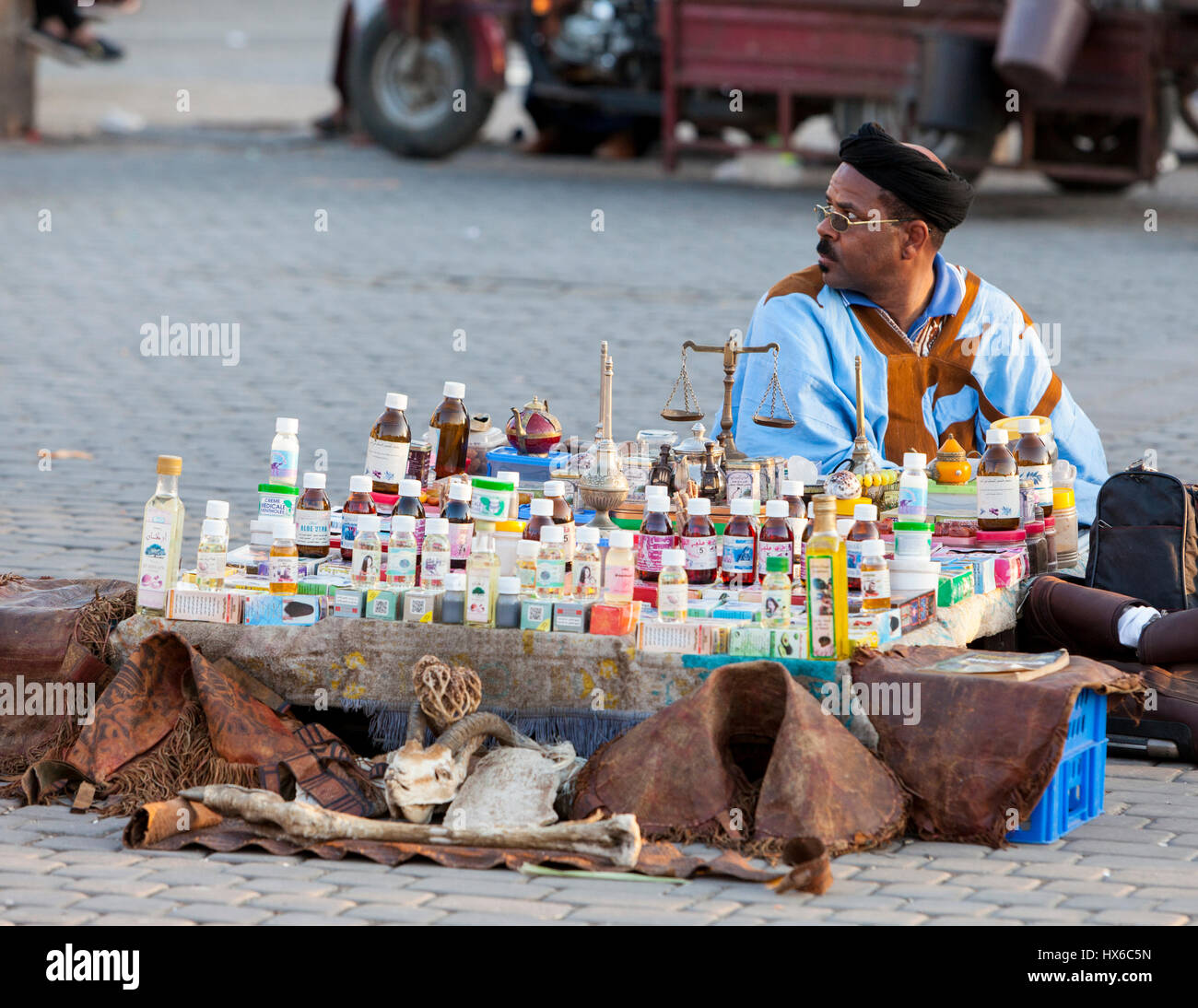 Meknes, Maroc. Vendeur de produits pour les soins du corps dans le lieu Hedime. Banque D'Images