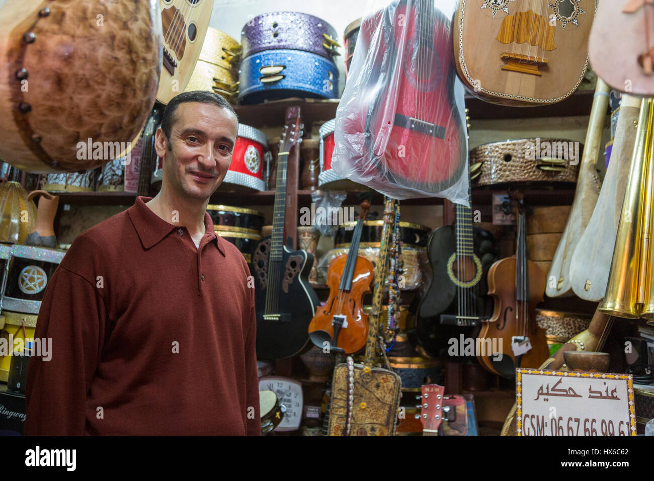 Meknes, Maroc. Commerçant d'instruments de musique et ses instruments. Banque D'Images