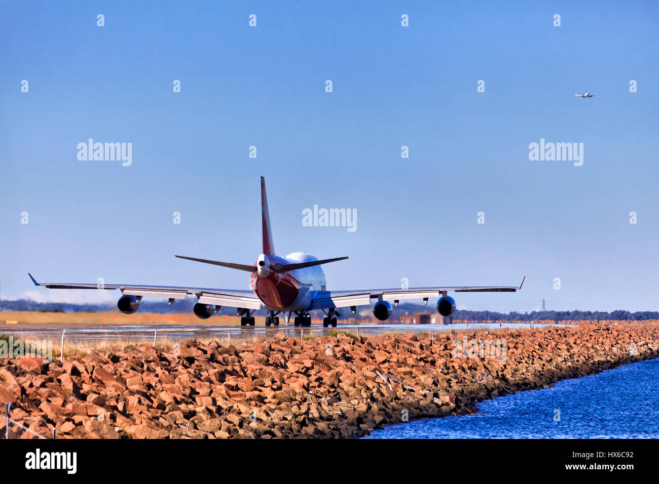 Grand avion double-pont tournant sur la piste de l'aéroport international de Sydney l'accélération au décollage et s'écarter Banque D'Images