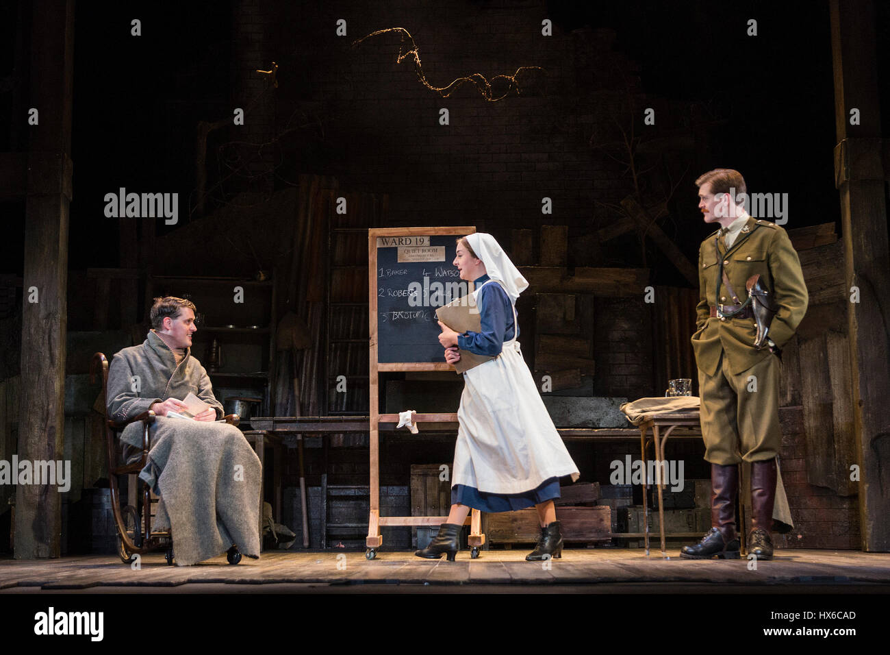 Londres, Royaume-Uni. 24 mars 2017. L-R : James Dutton, Clio Davies, George Kemp. Ian Hislop et Nick Newman's l'essuyage Times raconte la véritable histoire de l'extraordinaire et journal satirique créée dans la boue et le chaos de la Somme. Après une tournée à guichets fermés, l'essuie-glace fois transfère au Arts Theatre à partir du 21 mars au 13 mai 2017. Acteurs : Kevin Brewer (Henderson), Clio Davies (Infirmière / Mme Fifi / Dame Somersby), Sam (Le Lieutenant-colonel Ducane Howfield), James Dutton (Capitaine Roberts), George Kemp (Lieutenant Pearson), Peter Losasso (Dodd), Ross McLaren (Smith/Pendillant Bobby/aumônier), Jake Morga Banque D'Images