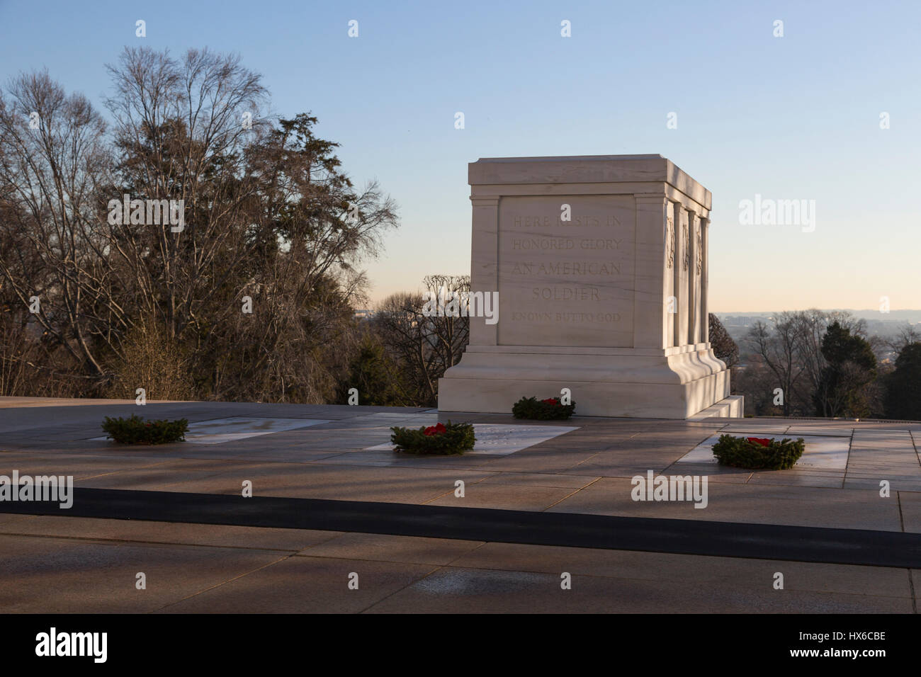La Tombe du Soldat inconnu, décoré avec des couronnes de Noël dans le Cimetière National d'Arlington, Arlington, VA, USA Banque D'Images