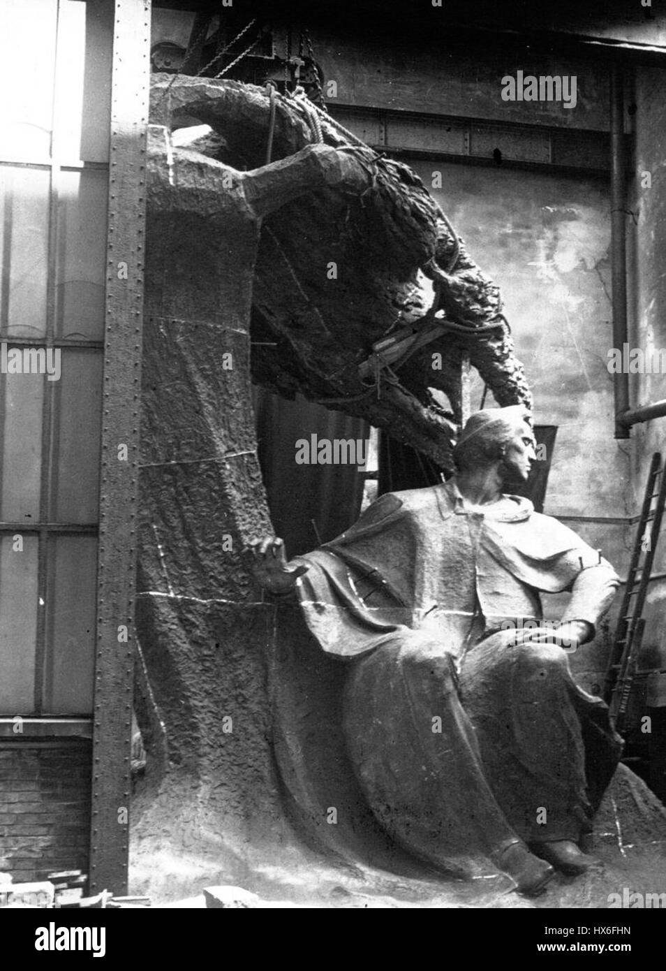 Le transport du monument Chopin depuis Paris fait référence à l'événement significatif lors duquel la statue du célèbre compositeur Frédéric Chopin a été déplacée de Paris à Varsovie. Ce moment était un symbole de fierté nationale et de préservation culturelle, soulignant l'importance de Chopin dans l'histoire et la culture polonaises. Banque D'Images