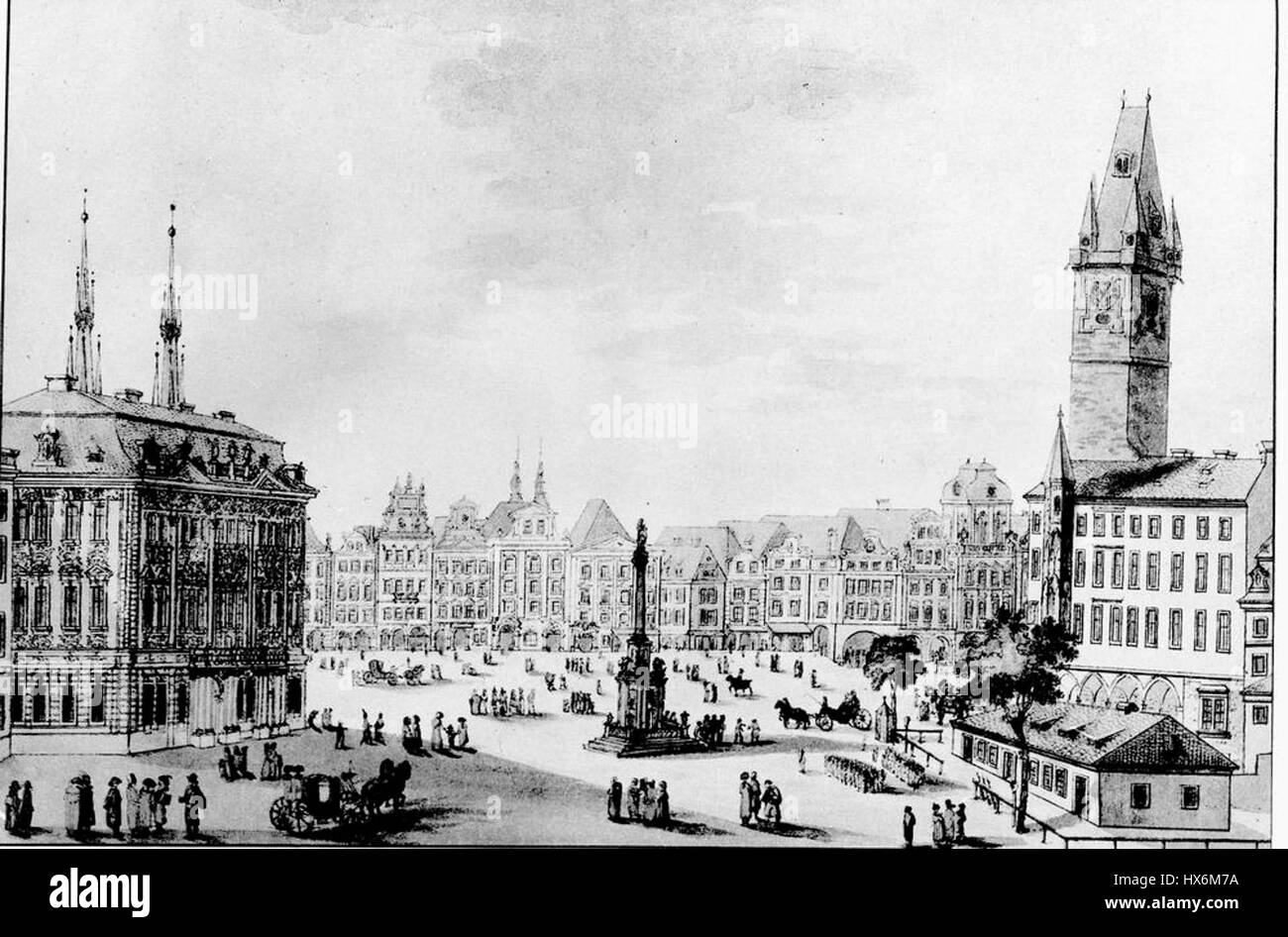 La place de la vieille ville de Prague est un centre historique, connu pour son architecture médiévale et son importance culturelle. La place est une attraction touristique majeure, avec des monuments tels que l'horloge astronomique et l'église Týn. Banque D'Images