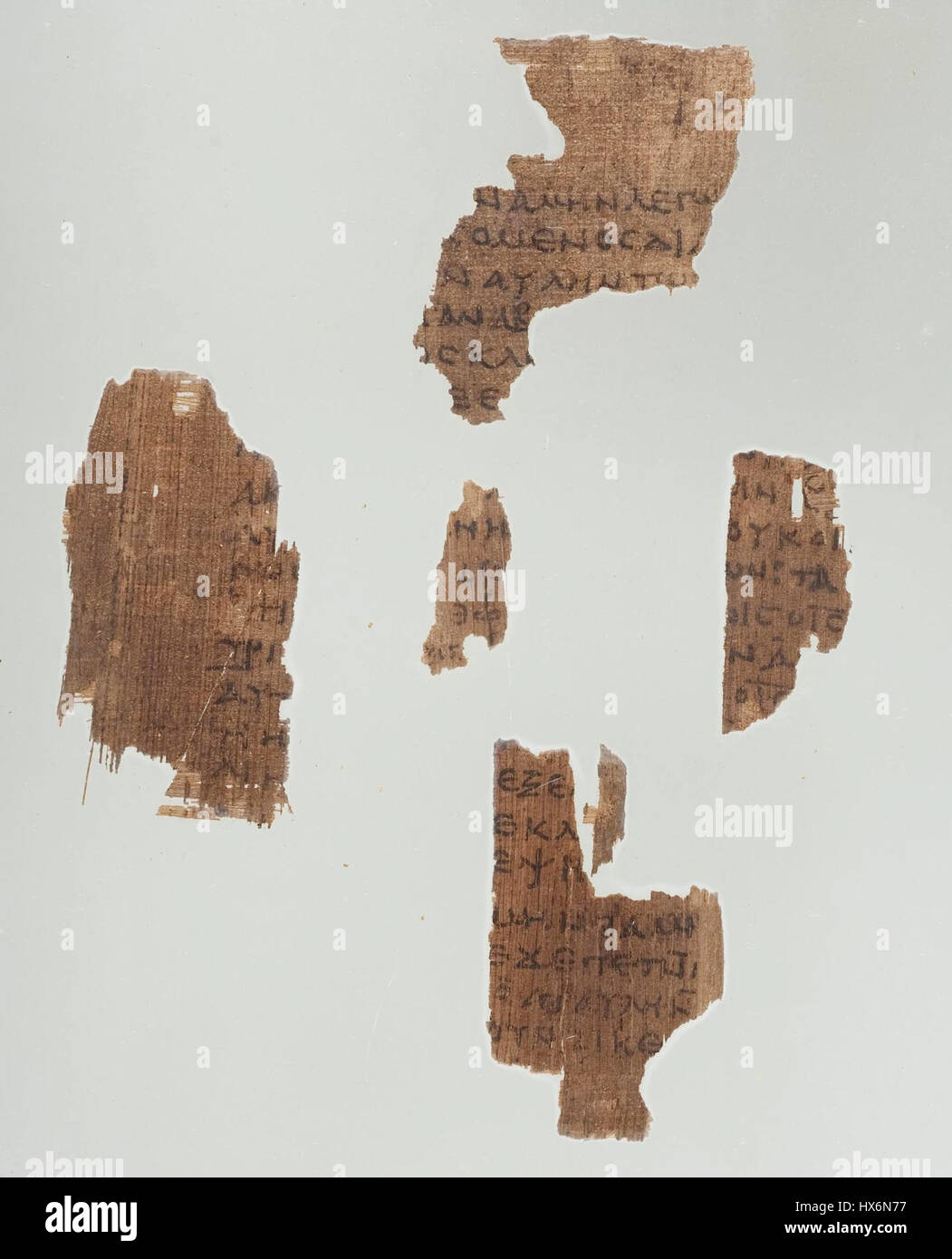 Papyrus 6 contient un fragment de l'Évangile de Jean, spécifiquement les versets 10 :1-10, offrant un texte précoce du Nouveau Testament. C'est un manuscrit important pour les études bibliques, fournissant un aperçu de la transmission textuelle des premiers écrits chrétiens au IIe siècle. Banque D'Images