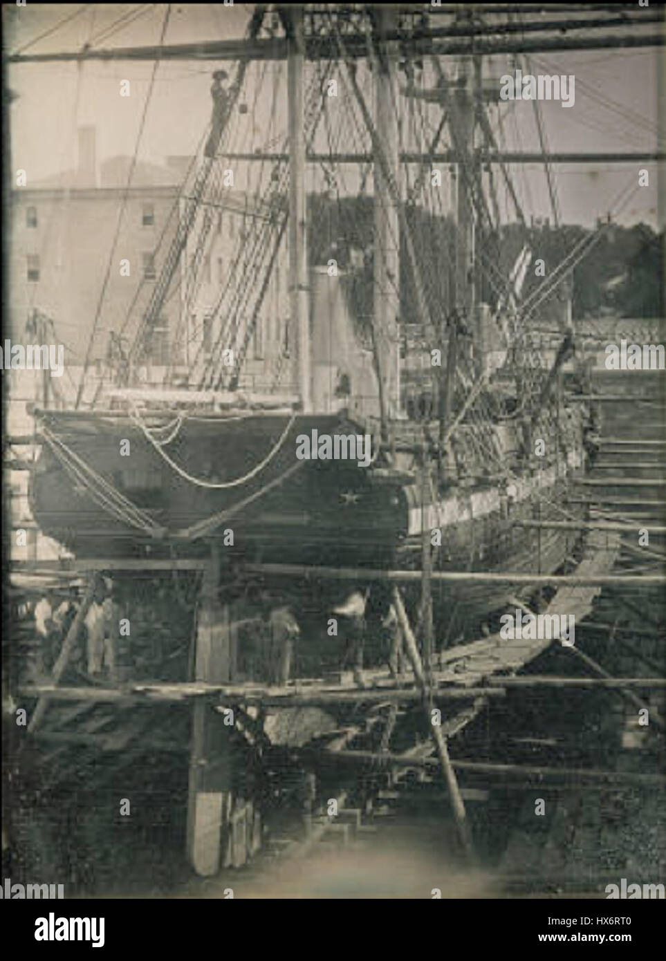 Cette image de 1852 capture un sloop-of-War dans le Boston Dry Dock, photographié par Southworth & Hawes. La photographie est un des premiers exemples d'imagerie maritime, mettant en valeur l'artisanat naval du XIXe siècle. Banque D'Images