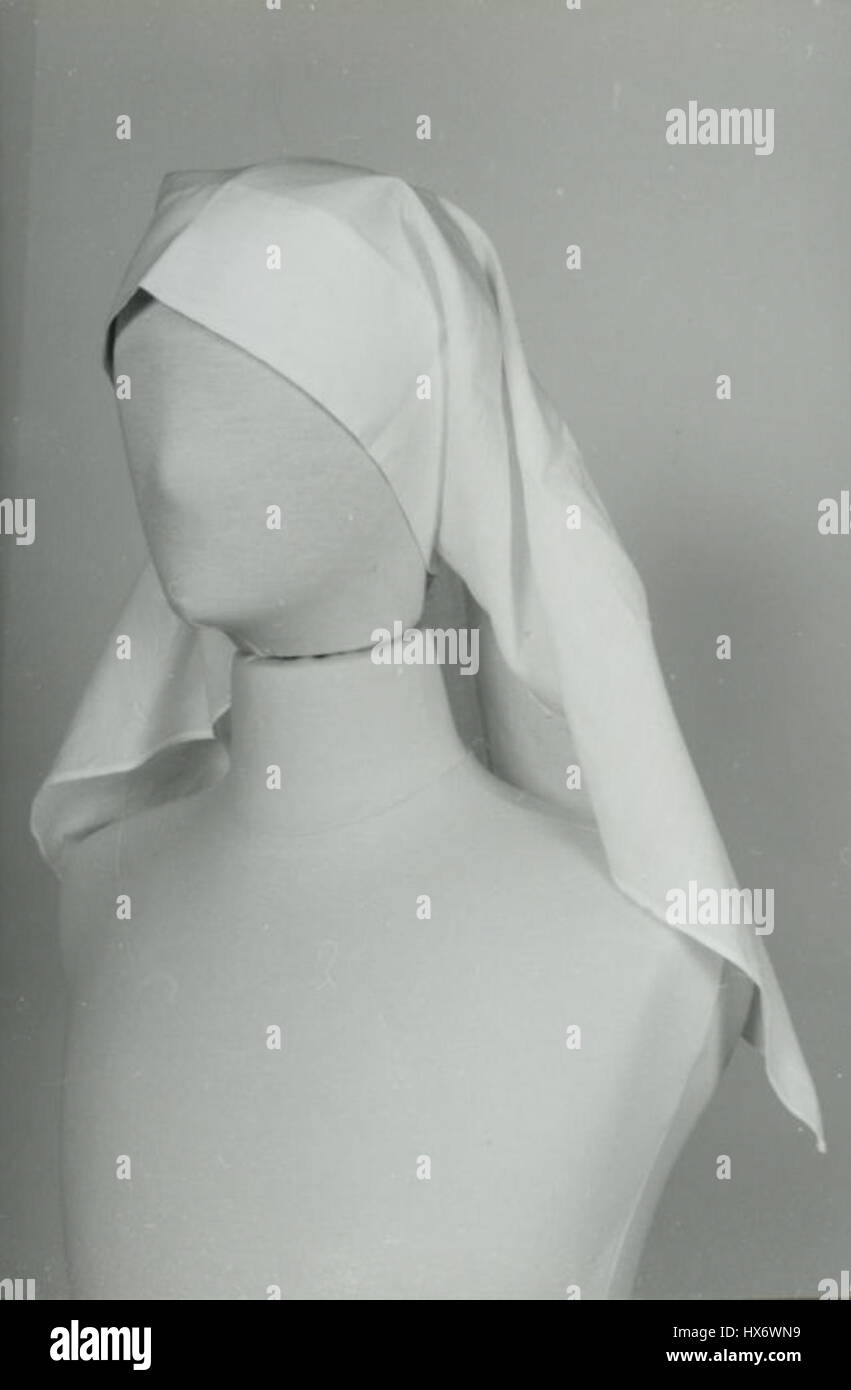 Le voile d'infirmière de la Salpêtrière des années 1950 représente le foulard d'une infirmière portée à l'hôpital Salpêtrière à Paris. Il représente la culture médicale et les uniformes infirmiers de la France du milieu du XXe siècle. Banque D'Images