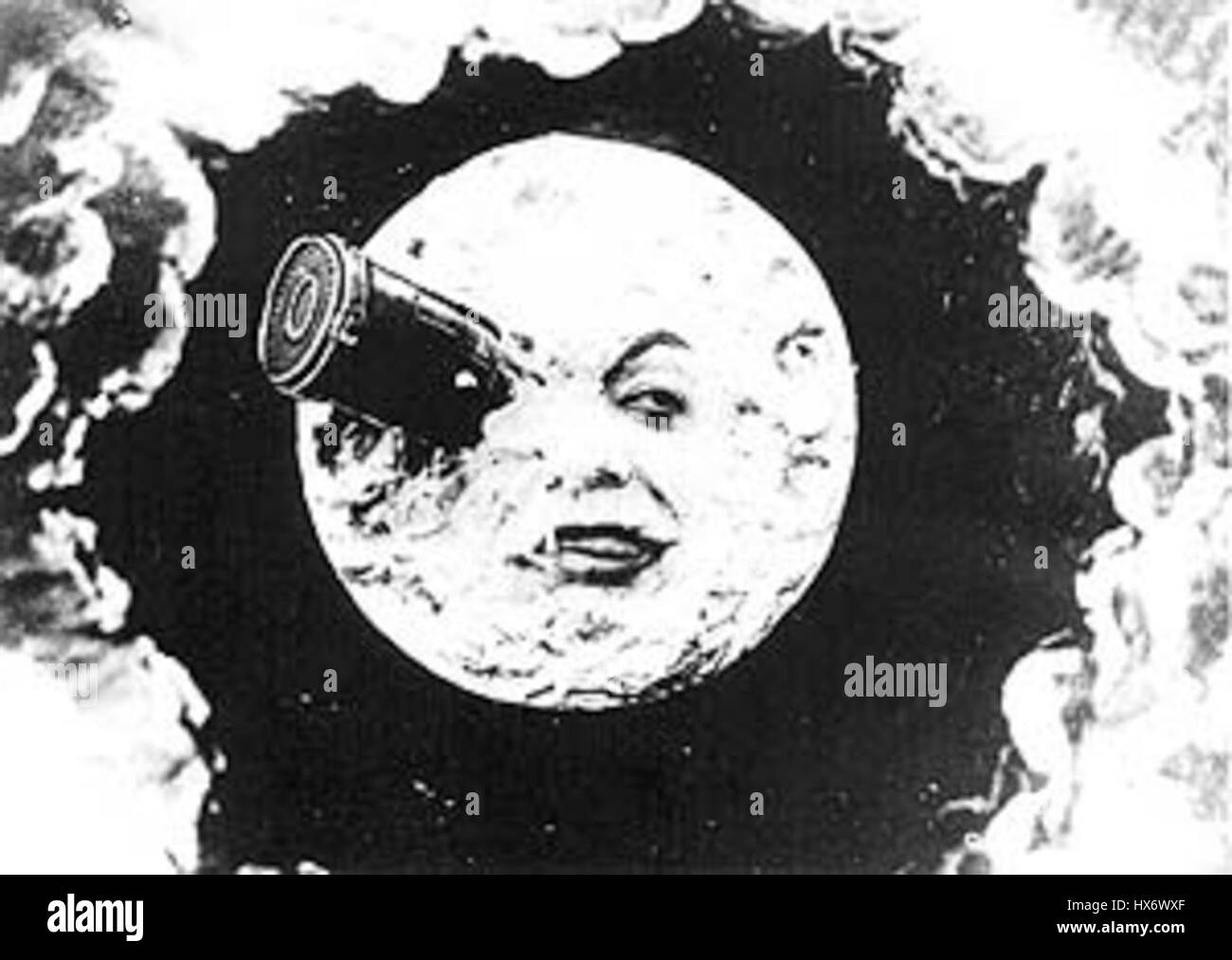 Voyage dans la Lune, réalisé par Georges Méliès en 1902, est un film de science-fiction révolutionnaire. Cela capture toujours le moment emblématique de l'atterrissage du vaisseau spatial dans l'œil de la lune. Banque D'Images