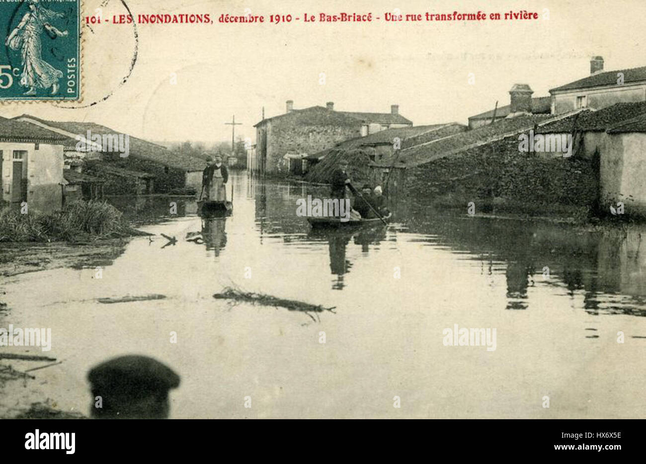 Cette photographie historique capture les crues de la Seine à Paris en 1910, en se concentrant plus particulièrement sur la transformation de la rue des Chardonnets en une rue fluviale. L'image représente les graves inondations à Paris et leur impact sur la vie urbaine. Banque D'Images Cette photographie historique capture les crues de la Seine à Paris en 1910, en se concentrant plus particulièrement sur la transformation de la rue des Chardonnets en une rue fluviale. L'image représente les graves inondations à Paris et leur impact sur la vie urbaine. Banque D'Images