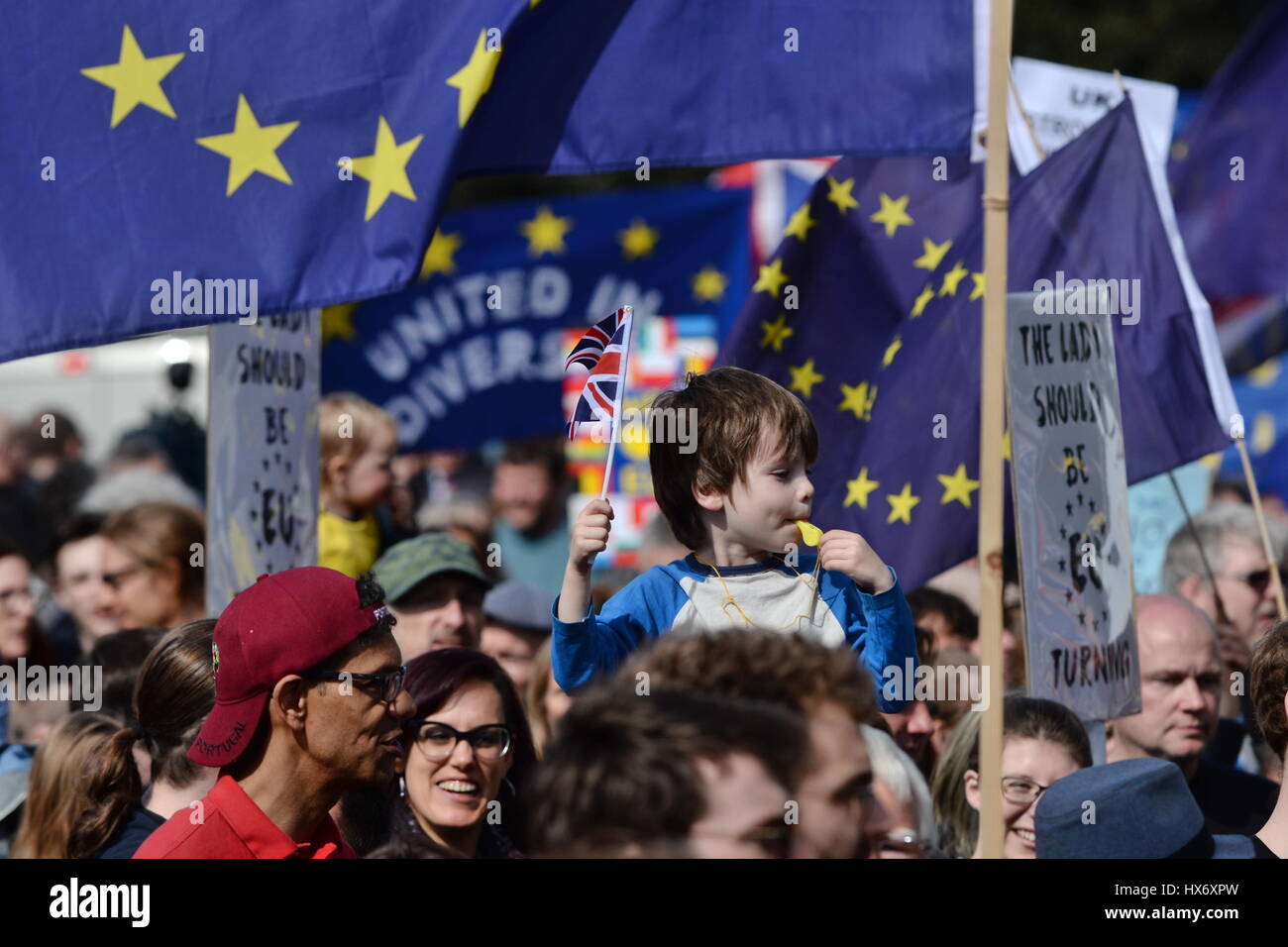 4-year-old Cormac Mellor-Stephenson se joint aux manifestants pro-UE prendre part à une marche pour l'Europe rassemblement contre Brexit début dans Park Lane, dans le centre de Londres. Banque D'Images