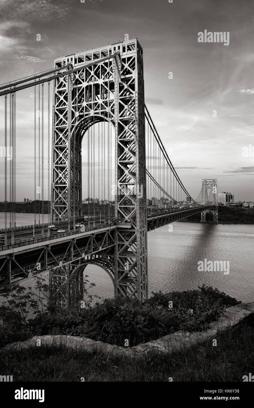 George Washington Bridge et l'Hudson au crépuscule en noir et blanc. Fort Lee, New Jersey et New York, New York City Banque D'Images