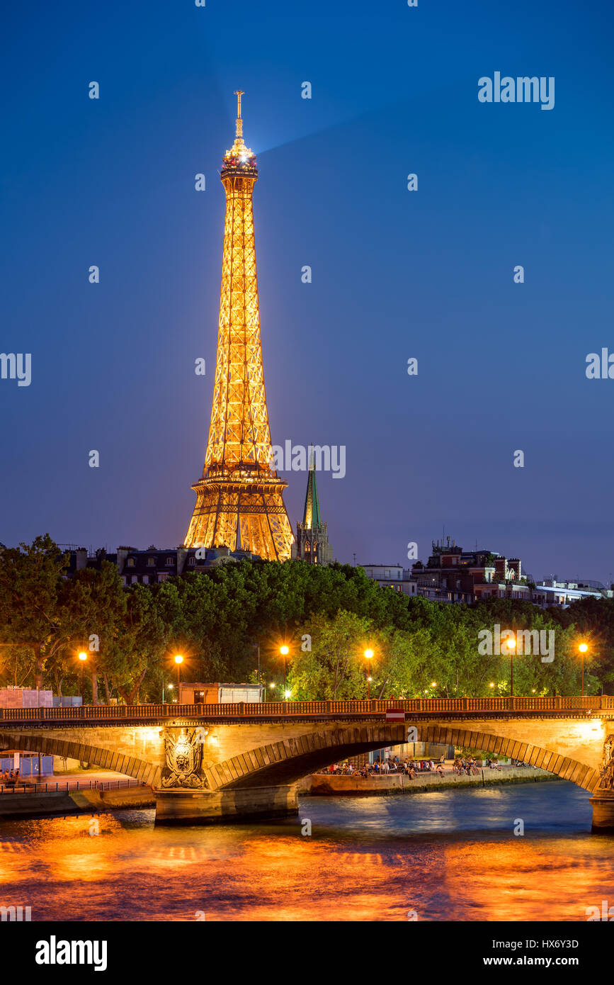 Tour Eiffel illuminée et des quais de Seine en été. Paris, France Banque D'Images