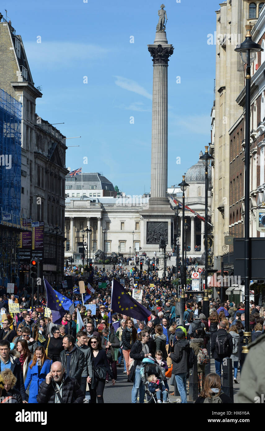 Des manifestants pro-UE marche dans Whitehall, au centre de Londres pendant une marche pour l'Europe rassemblement contre Brexit. Banque D'Images