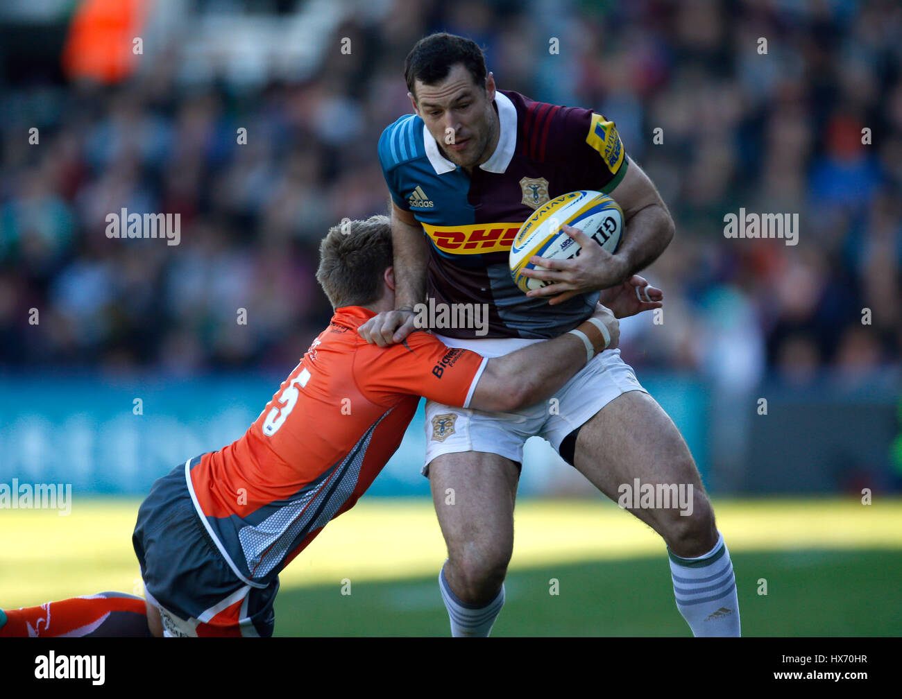 Harlequins' Tim Visser est abordé par Newcastle Falcons' Alex tait pendant le match Aviva Premiership à Twickenham Stoop, Londres. Banque D'Images