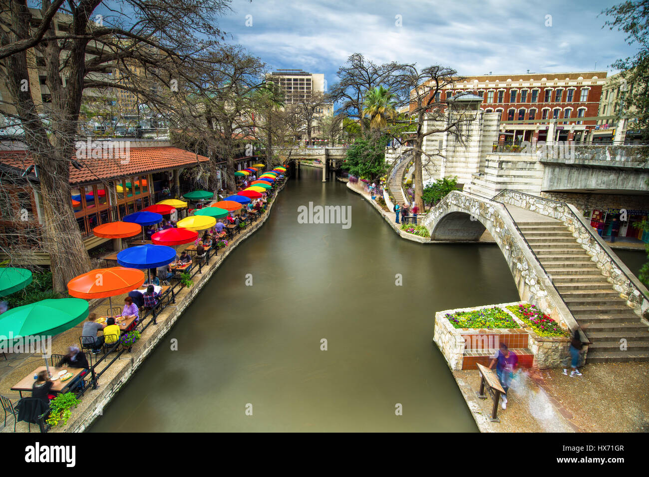 Partie de la Riverwalk de San Antonio avec des bâtiments et des restaurants qui bordent la rivière Banque D'Images