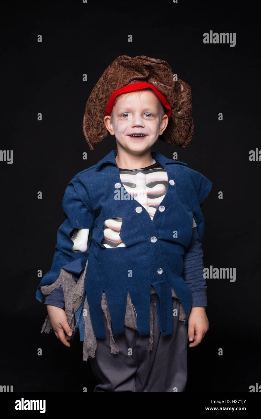 Petit garçon dans un costume de pirate pour Halloween sur fond noir. Portrait Studio Banque D'Images