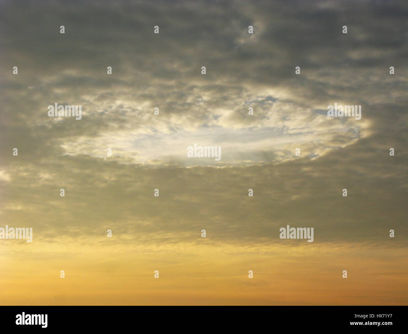 Une formation de nuages dans un ciel de maquereau au coucher du soleil Banque D'Images