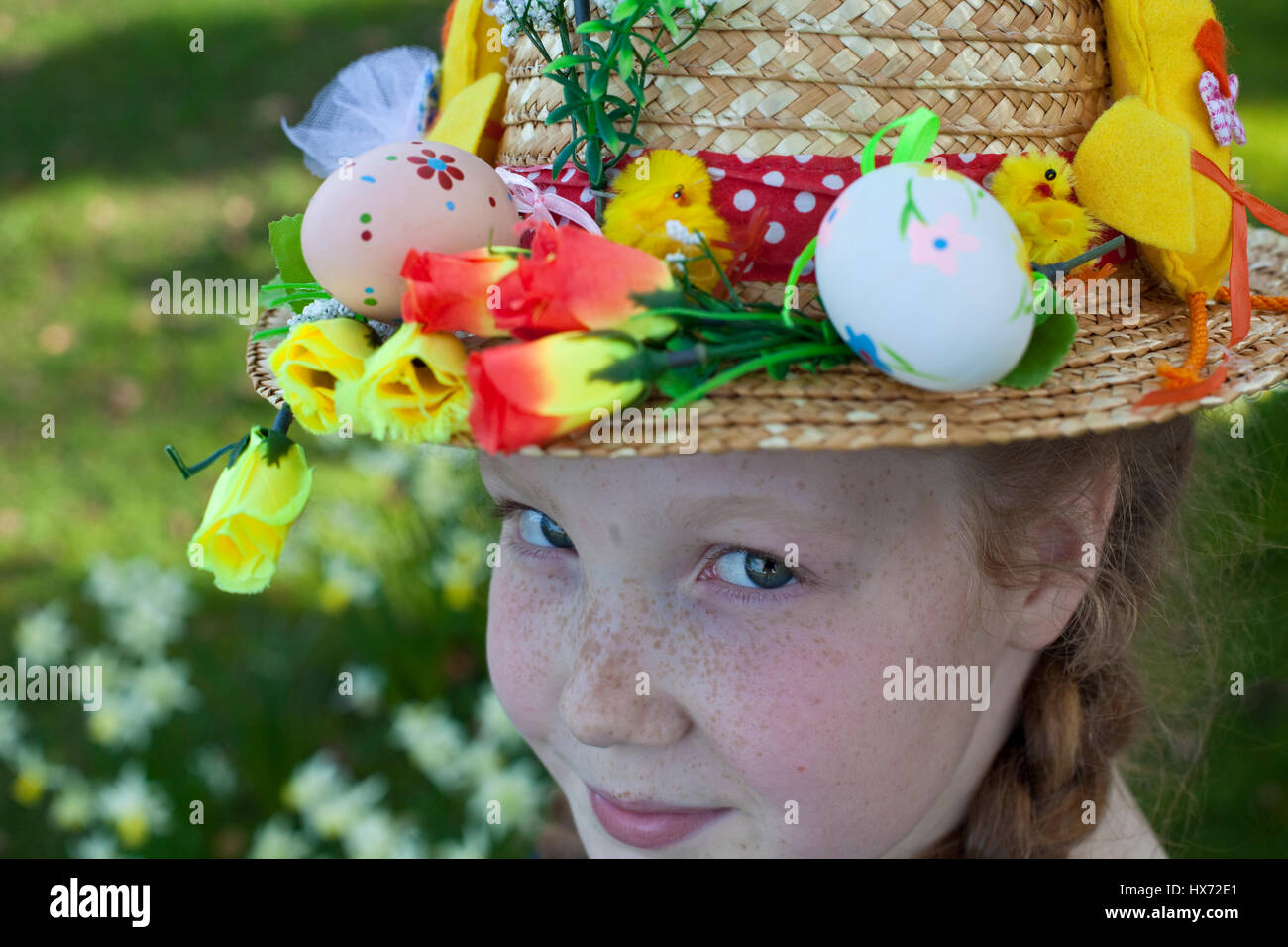 Fille avec bonnet de Pâques sur une chasse aux oeufs de Pâques dans le Lancashire, Royaume-Uni Banque D'Images