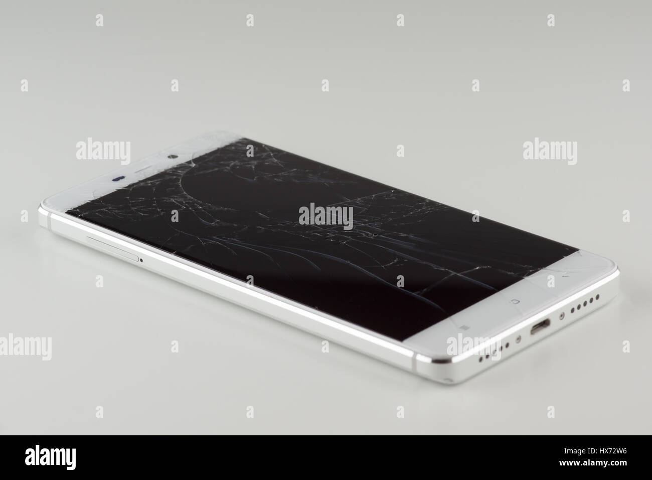 White téléphone mobile avec un écran cassé Banque D'Images