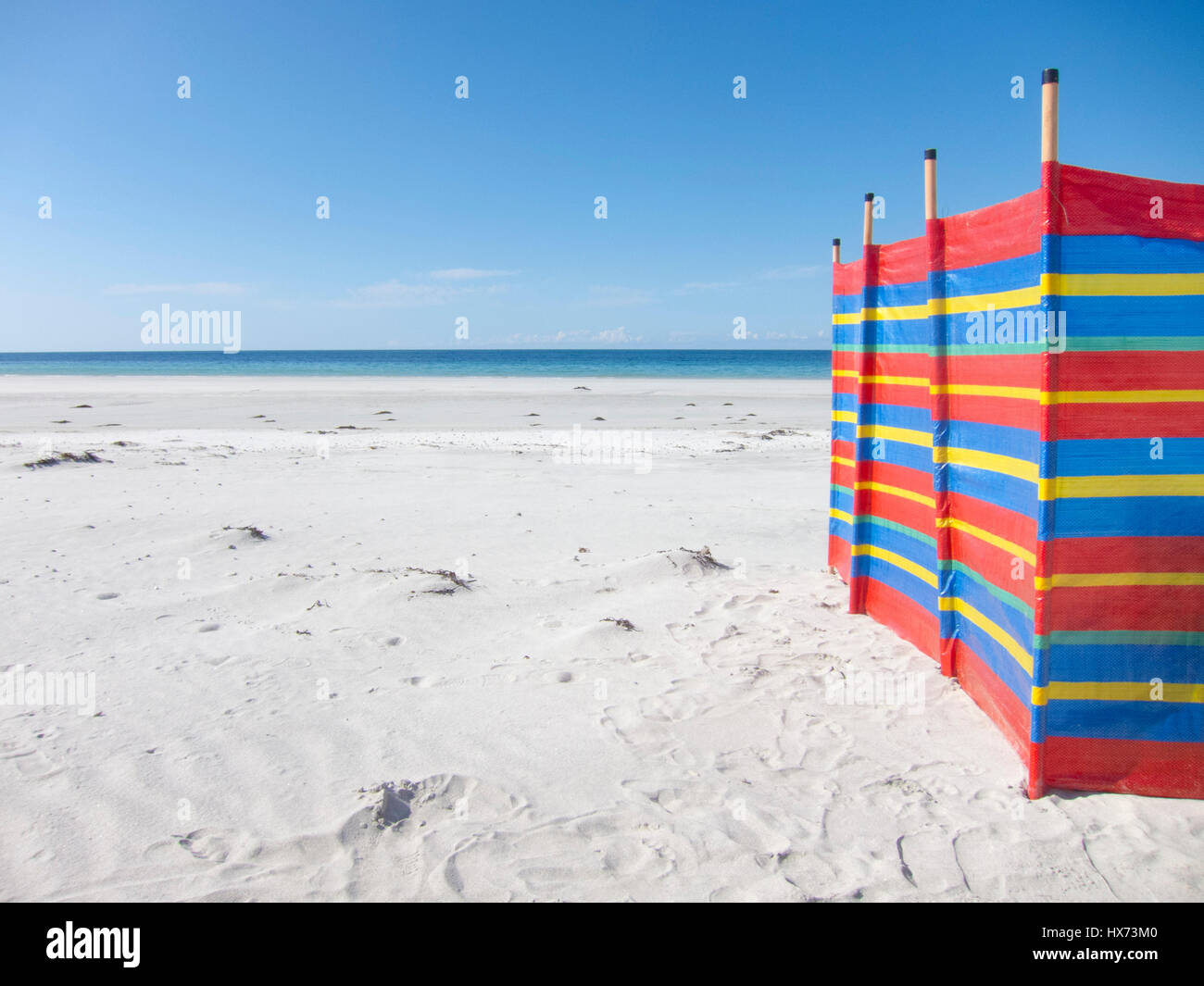Coupe-vent sur une plage vide sur South Uist, îles Hébrides, Ecosse, Royaume-Uni Banque D'Images