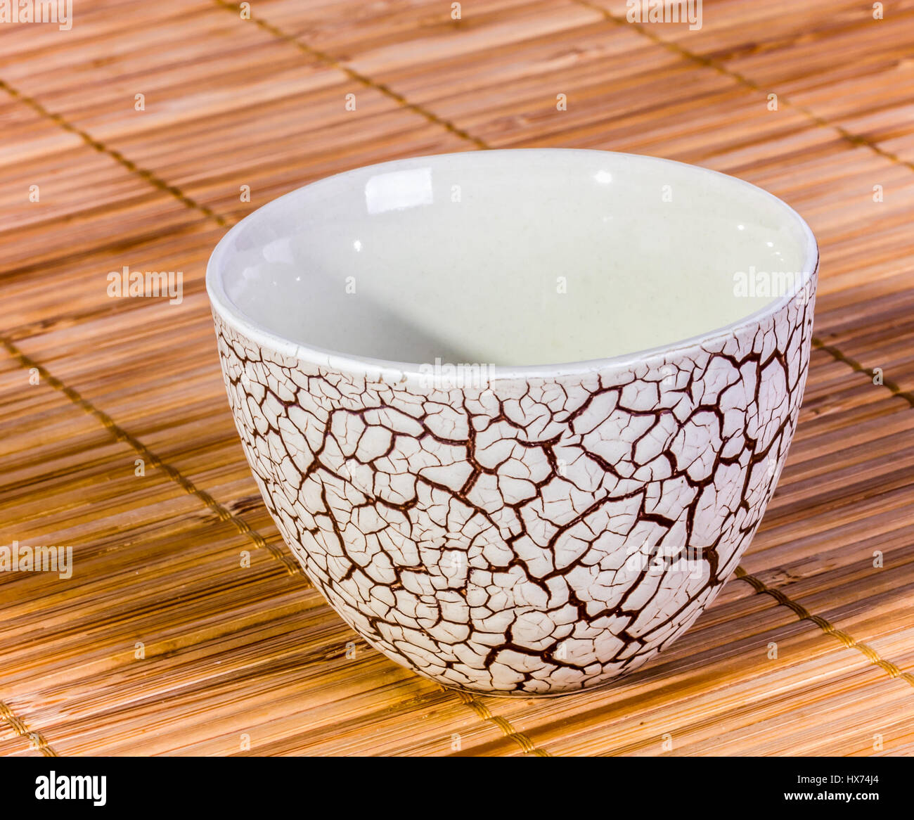 La glaçure craquelée de tasse de thé chinois, gros plan sur fond noir Banque D'Images