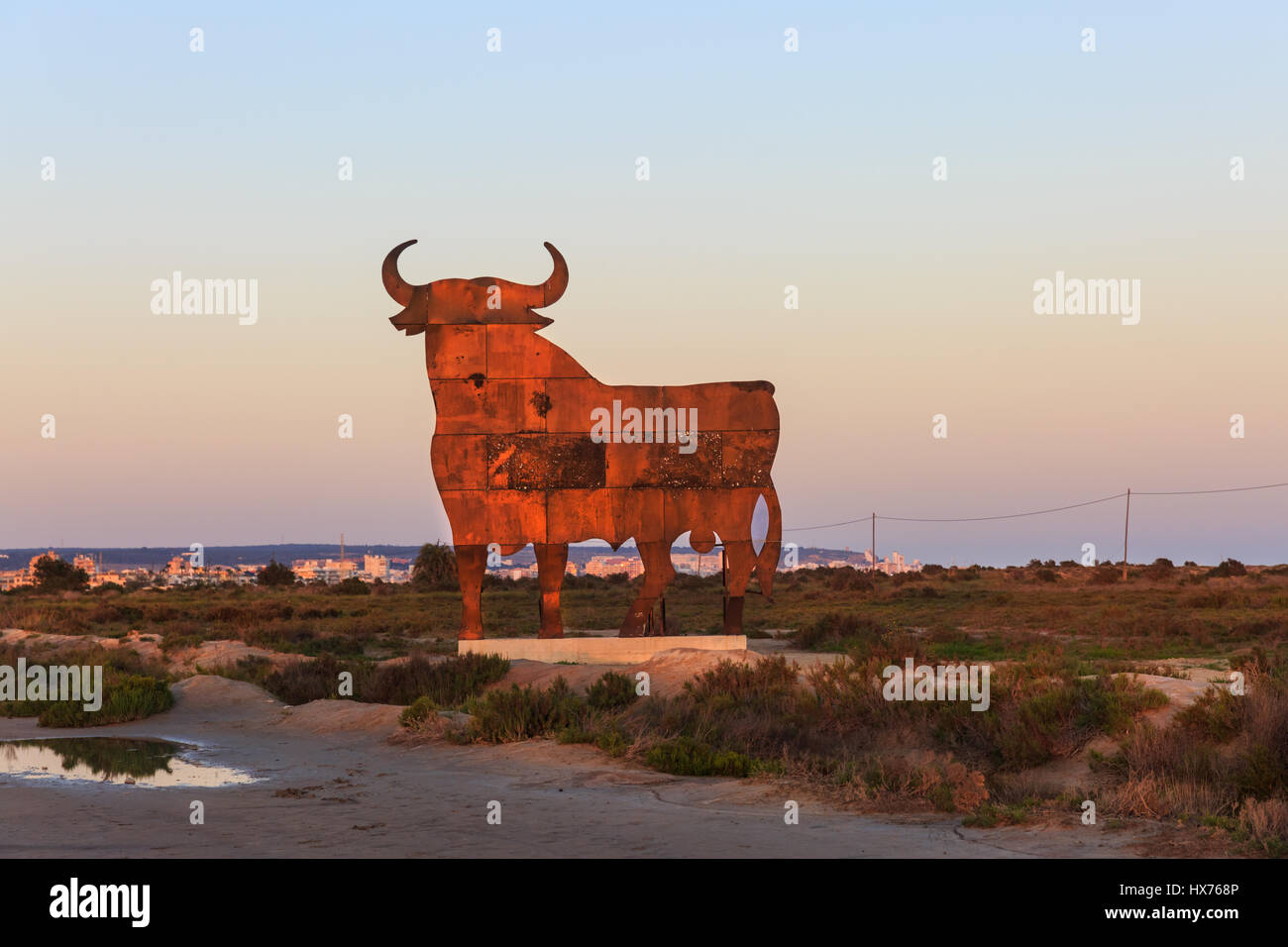 Osbourne emblématique statue Bull, ancien sherry encore panneaux publicitaires que l'on trouve généralement et conservées le long des grandes routes, Costa Blanca, Espagne Banque D'Images