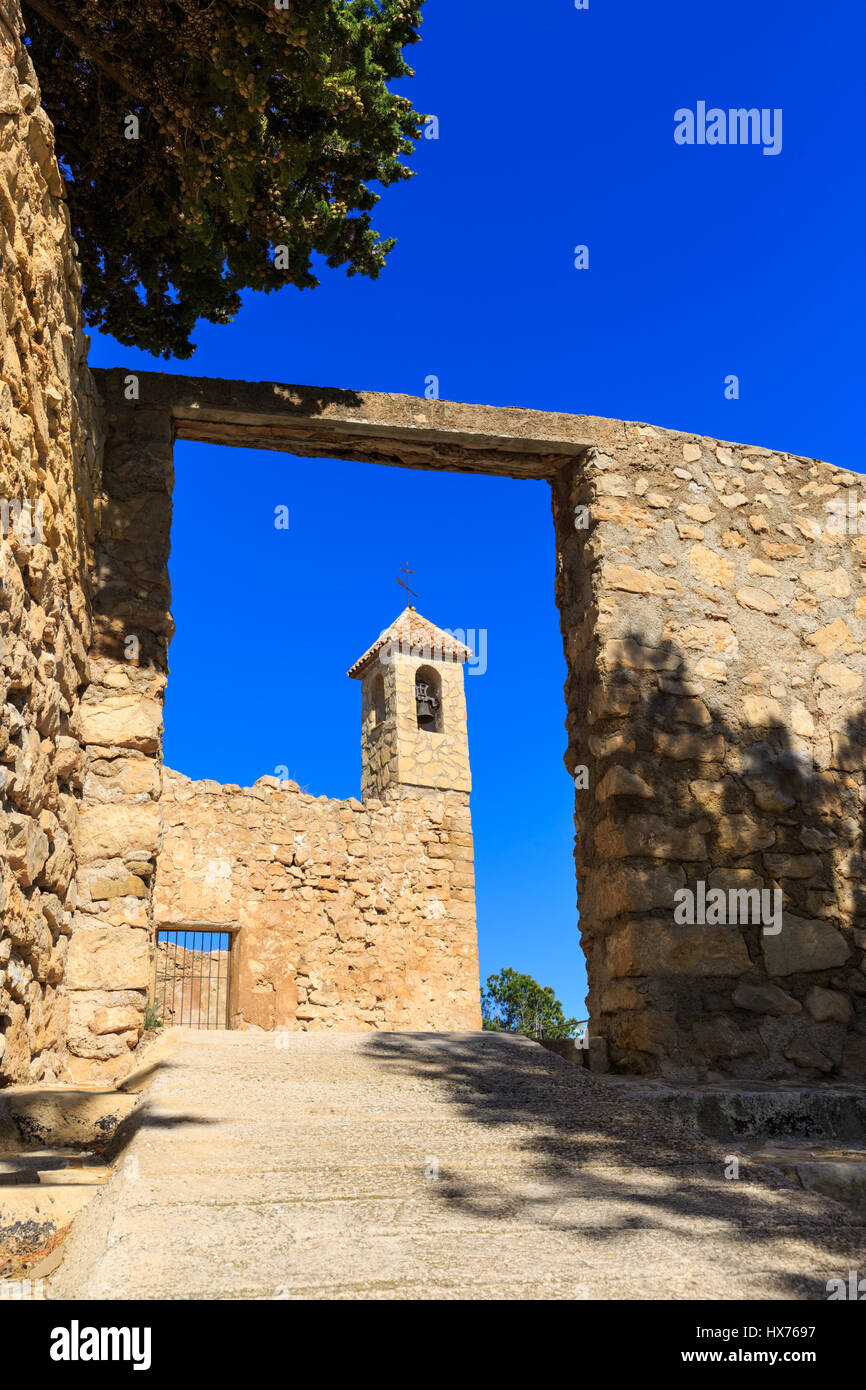 Jolie tour de l'église espagnole de Ermita de Sella, vestiges de la Castillo de Santa Bárbara au-dessus du village de montagne de Sella, Espagne Banque D'Images