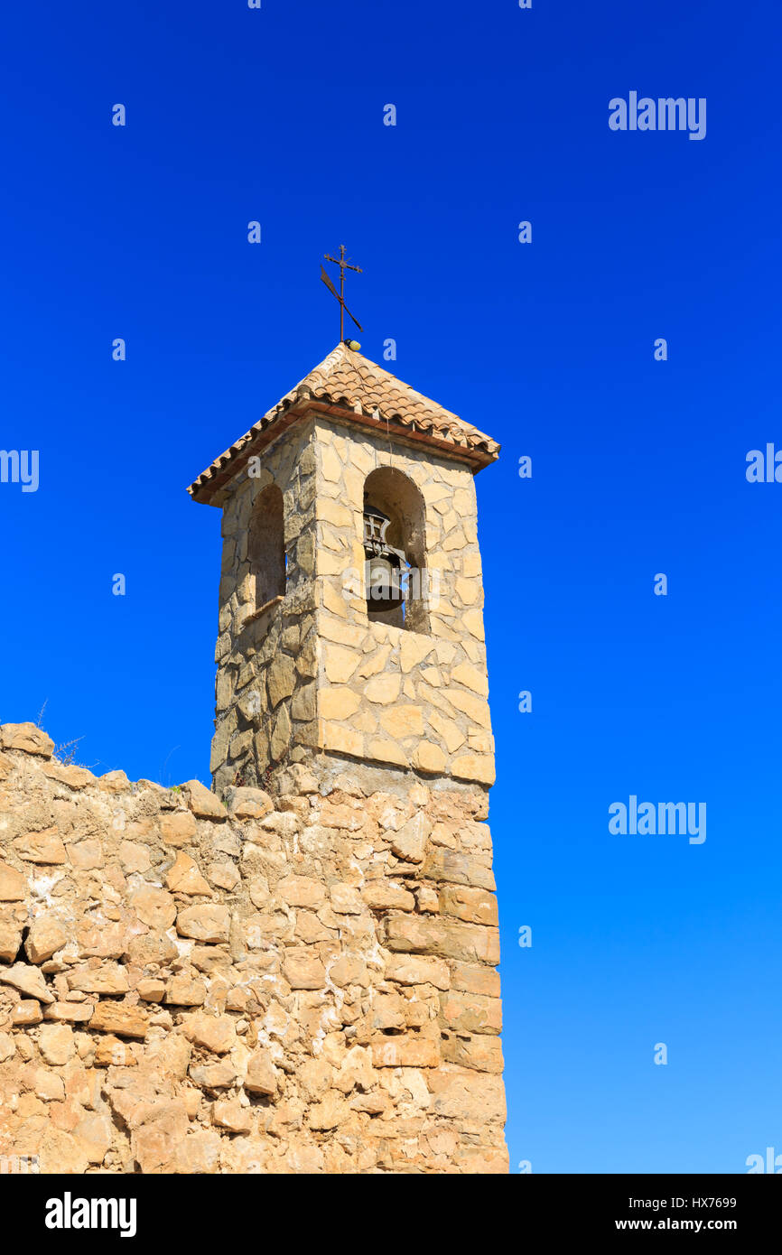 L'Espagnol ancien clocher de l'église de l'ermitage de Sella, vestiges de la Castillo de Santa Bárbara au-dessus du village de montagne de Sella, Espagne Banque D'Images
