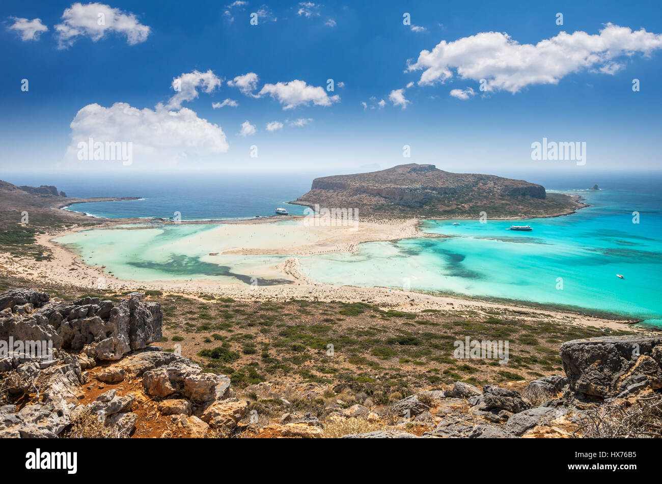 Lagon de Balos sur l'île de Crète, Grèce. Les touristes se détendre et bain dans l'eau cristalline de la plage de Balos. Banque D'Images