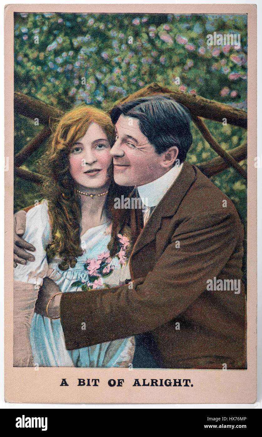 Photo illustration d'un homme serrant une femme et clignant de l'Angleterre victorienne, vers 1910, à partir d'une carte postale. Banque D'Images