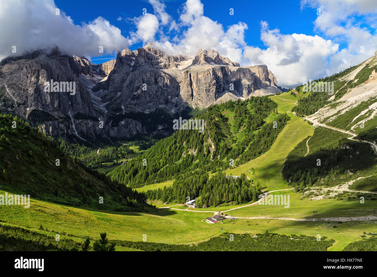 La haute vallée Badia, fond sur le mont Sella, Alto Adige, Italie Banque D'Images