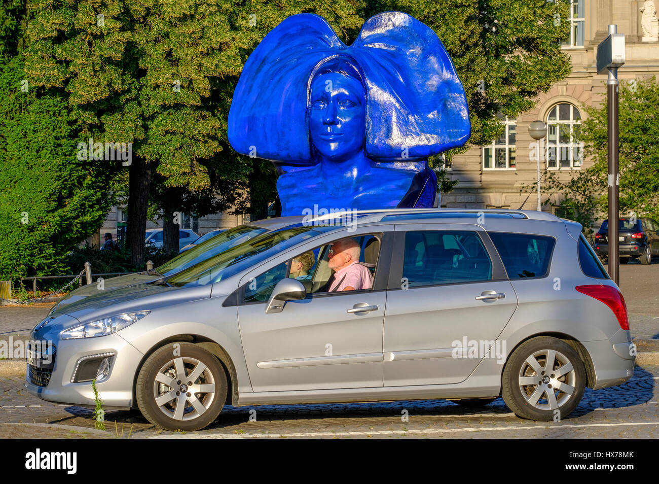 Voiture Peugeot et 'La ligne bleue des Vosges" sculpture par Raymond-Emile Waydelich, 2007 L'Art de la rue, Strasbourg, Alsace, France Banque D'Images