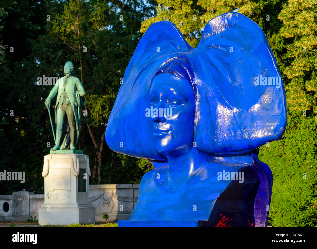 'La ligne bleue des Vosges" sculpture par Raymond-Emile Waydelich, 2007 L'Art de la rue, Strasbourg, Alsace, France Banque D'Images