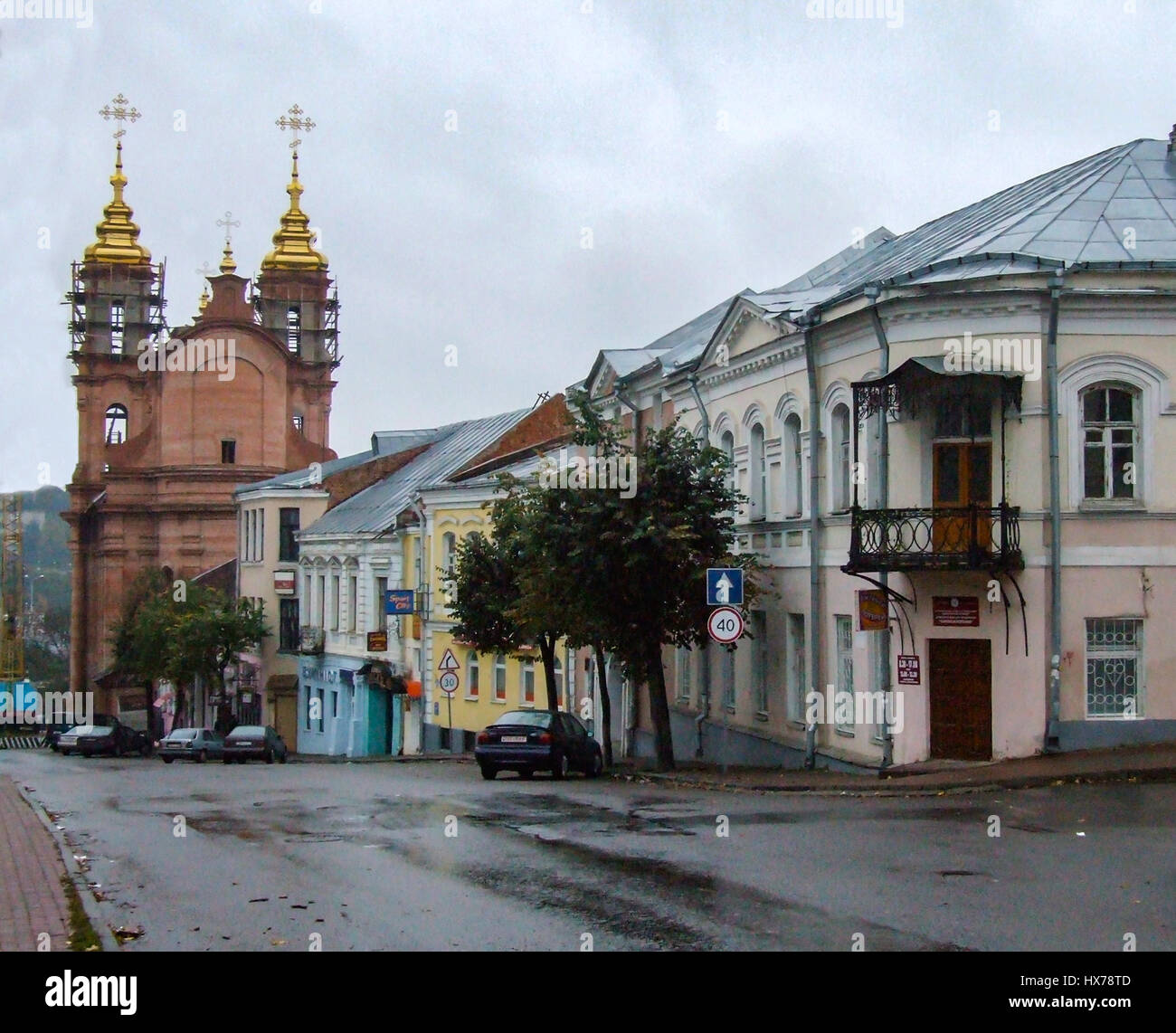 Street dans le centre historique de la vieille ville de Minsk, Biélorussie. Les bâtiments datent des années 1700. L'église de la résurrection est en cours de reconstruction et Banque D'Images