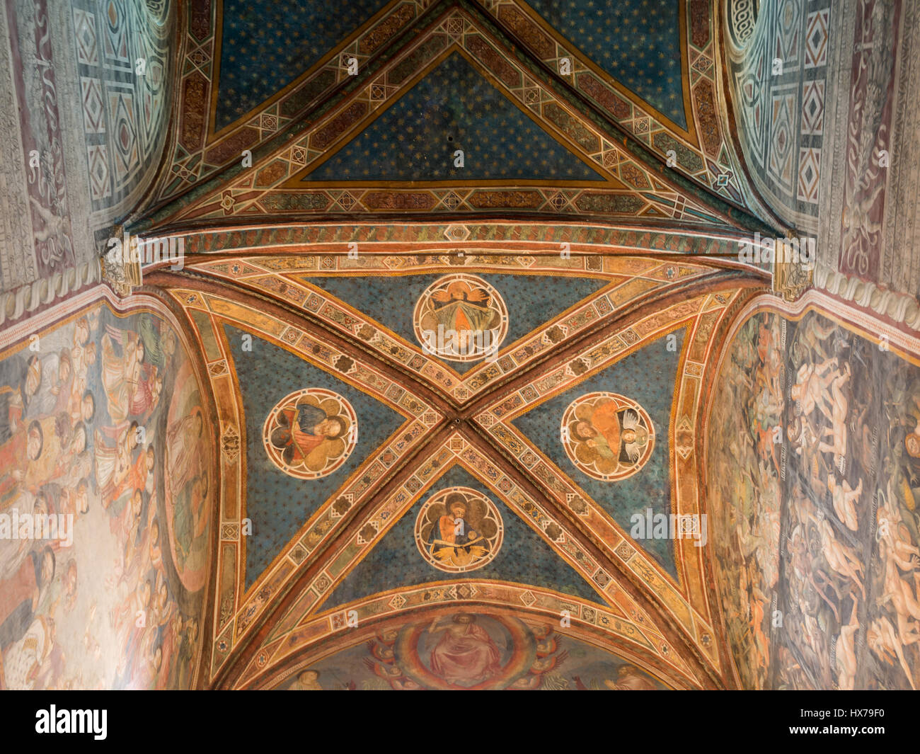Plafond voûté couvert de fresques à la Collégiale de San Gimignano Banque D'Images