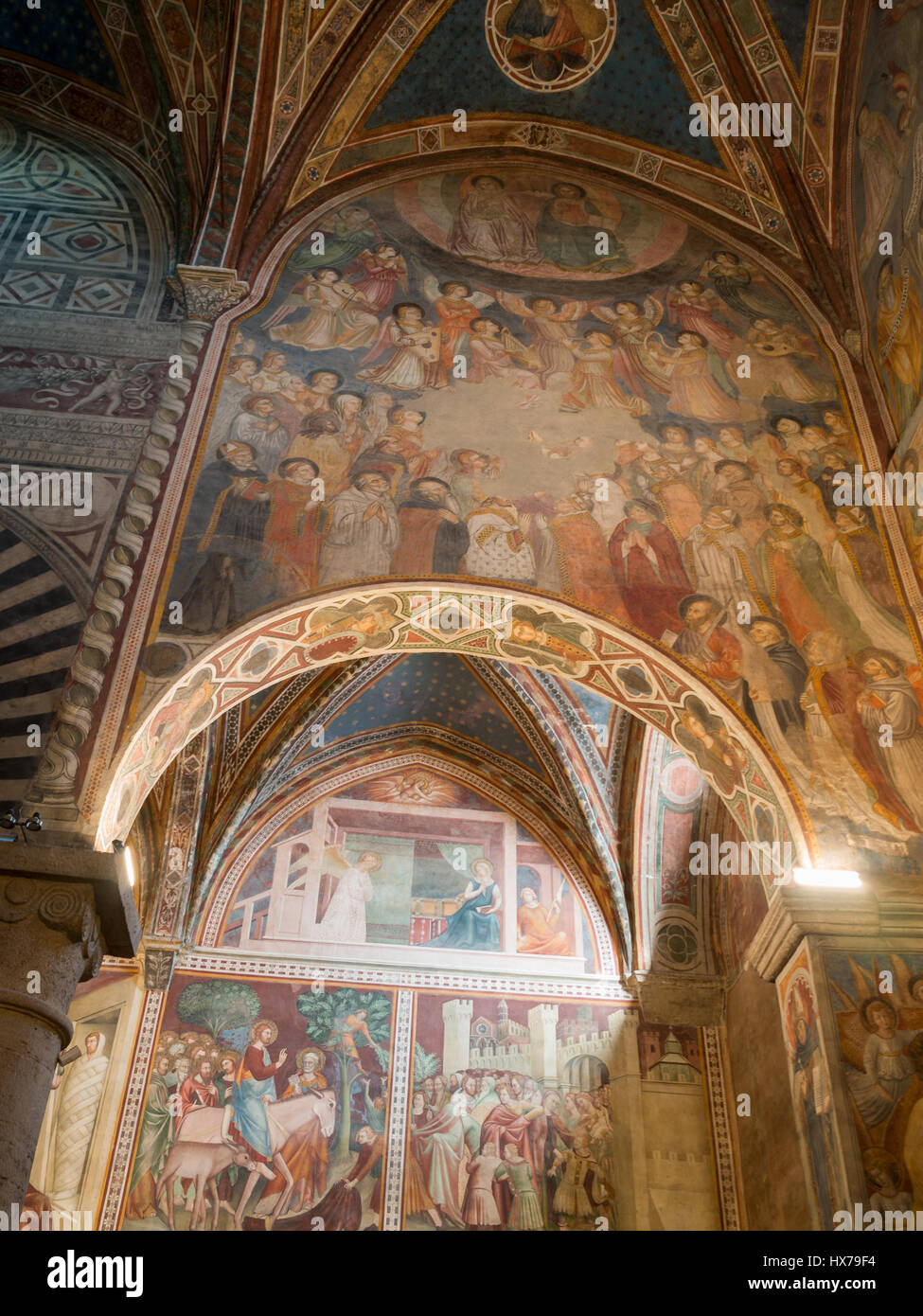 Vue générale sur les fresques de la Collégiale de San Gimignano Banque D'Images